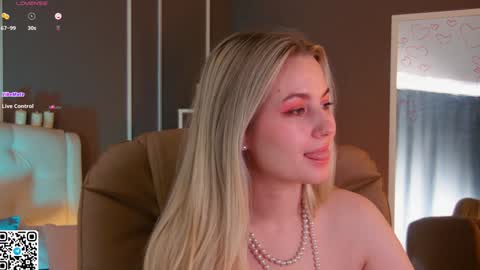 Snapshot of elina_nortas chatting on 02/05/25, 07:29 Elina online show from 02/05/25, 07:29