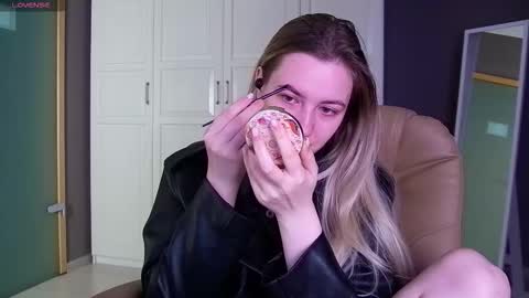 Snapshot of elina_nortas chatting on 09/16/25, 01:06 Elina online show from 09/16/25, 01:06