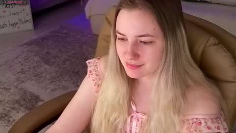 Snapshot of elina_nortas chatting on 10/17/25, 01:09 Elina online show from 10/17/25, 01:09