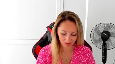 Snapshot of elinarosee chatting on 06/22/26, 06:43 Milena online show from 06/22/26, 06:43