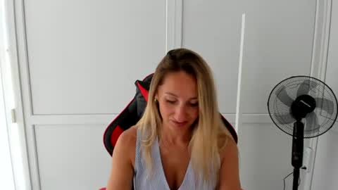 Snapshot of elinarosee chatting on 06/23/26, 06:33 Milena online show from 06/23/26, 06:33