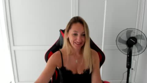 Snapshot of elinarosee chatting on 06/25/26, 07:02 Milena online show from 06/25/26, 07:02