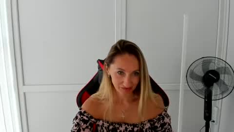 Snapshot of elinarosee chatting on 06/26/26, 07:13 Milena online show from 06/26/26, 07:13