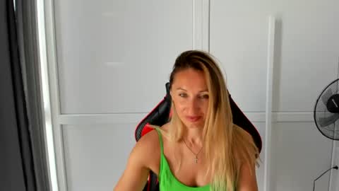 Snapshot of elinarosee chatting on 06/29/26, 06:19 Milena online show from 06/29/26, 06:19