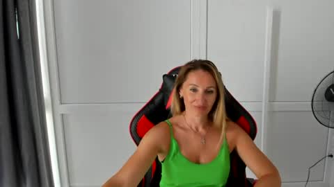 Snapshot of elinarosee chatting on 06/29/26, 10:15 Milena online show from 06/29/26, 10:15