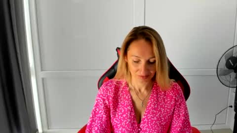Snapshot of elinarosee chatting on 07/01/26, 06:15 Milena online show from 07/01/26, 06:15