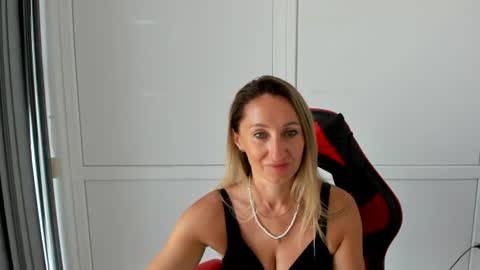 Snapshot of elinarosee chatting on 07/20/26, 06:28 Milena online show from 07/20/26, 06:28