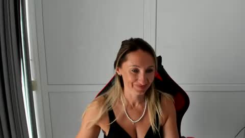 Snapshot of elinarosee chatting on 07/20/26, 11:01 Milena online show from 07/20/26, 11:01