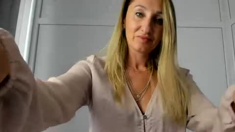 Snapshot of elinarosee chatting on 07/21/26, 12:40 Milena online show from 07/21/26, 12:40
