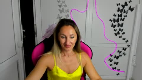 Snapshot of elinarosee chatting on 07/23/26, 07:06 Milena online show from 07/23/26, 07:06