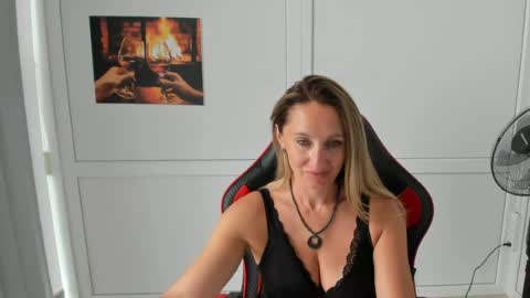 Snapshot of elinarosee chatting on 07/24/26, 10:35 Milena online show from 07/24/26, 10:35