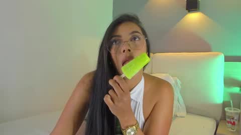 Snapshot of elisa_castrillon chatting on 06/19/26, 08:34 Elisa online show from 06/19/26, 08:34