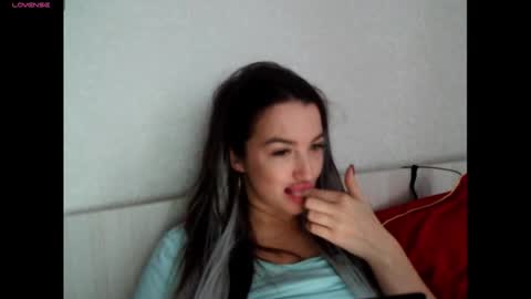 elisa_dove208 online show from 10/23/25, 06:34