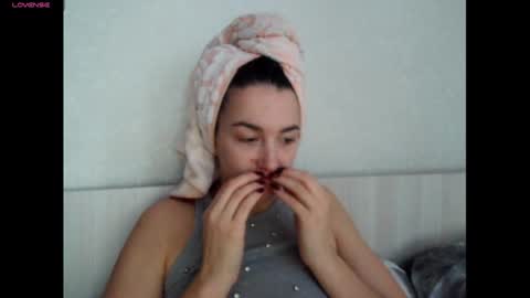 elisa_dove208 online show from 12/16/25, 05:45