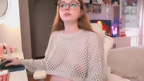 Snapshot of elisejays chatting on 10/21/25, 11:33 Elise    online show from 10/21/25, 11:33