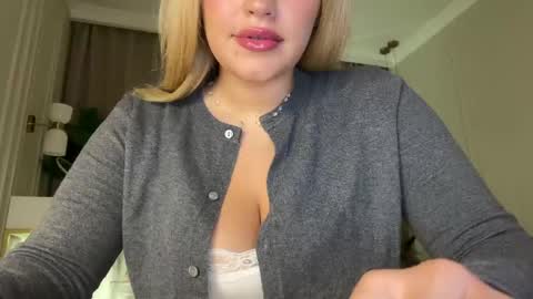 Snapshot of elixiirr chatting on 05/31/26, 10:44 Stephanie online show from 05/31/26, 10:44