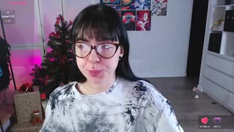 Snapshot of eliza_benet_ chatting on 01/08/25, 04:44 Ari online show from 01/08/25, 04:44