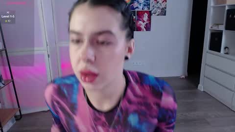 Snapshot of eliza_benet_ chatting on 02/08/25, 04:36 Ari online show from 02/08/25, 04:36