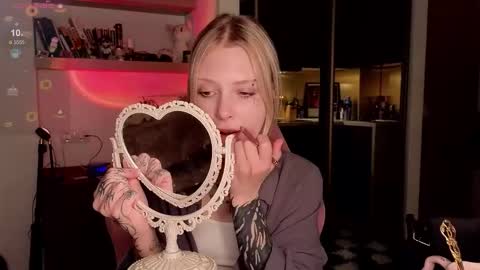 Elizabeth online show from 12/01/25, 09:31