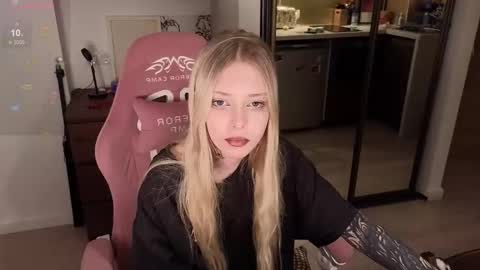 Snapshot of eliza_sadcat chatting on 01/06/26, 04:32 Elizabeth online show from 01/06/26, 04:32