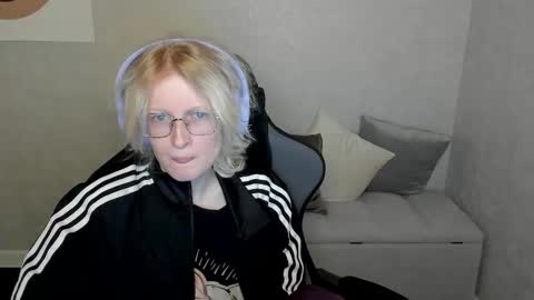 Snapshot of elizabeth_harpper chatting on 09/09/25, 01:27 Elizabeth online show from 09/09/25, 01:27