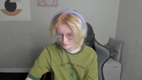 Snapshot of elizabeth_harpper chatting on 09/16/25, 01:17 Elizabeth online show from 09/16/25, 01:17