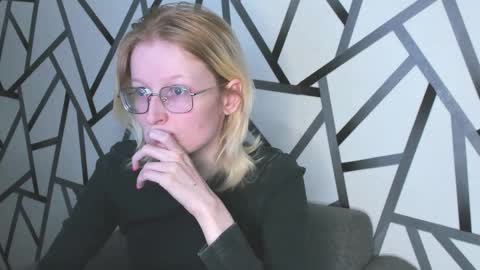 Elizabeth online show from 11/06/25, 01:39