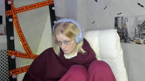 Elizabeth online show from 11/12/25, 02:23