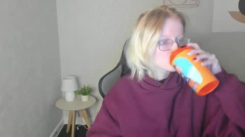 Elizabeth online show from 11/18/25, 01:11