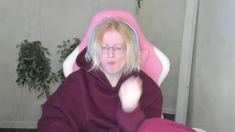 Elizabeth online show from 11/28/25, 01:19