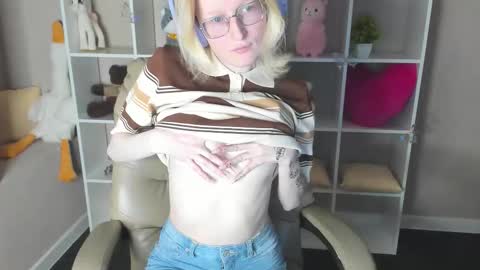 Elizabeth online show from 12/17/25, 01:00