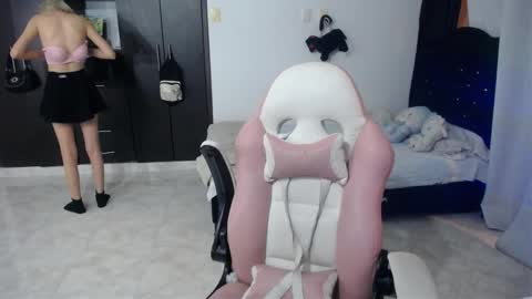 Snapshot of elizabeth_rose02 chatting on 11/08/25, 02:01 Elizabeth online show from 11/08/25, 02:01