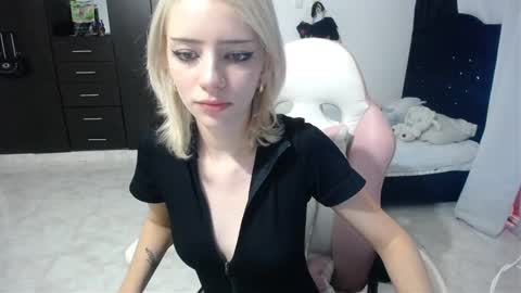 Snapshot of elizabeth_rose02 chatting on 11/08/25, 11:36 Elizabeth online show from 11/08/25, 11:36