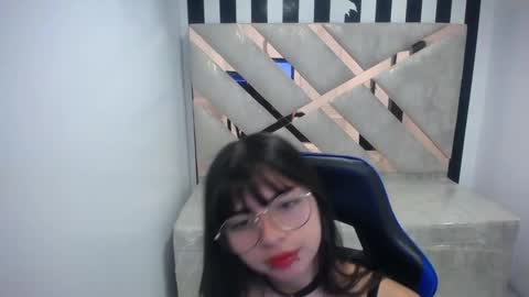 Snapshot of elizabeth_t_ chatting on 02/10/26, 12:53 Elizabeth online show from 02/10/26, 12:53