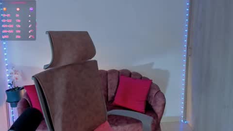 Snapshot of elizabetharo chatting on 11/21/25, 10:19 Eliza online show from 11/21/25, 10:19