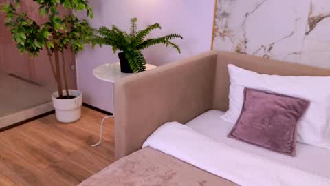 Elizabeth online show from 02/22/25, 03:47