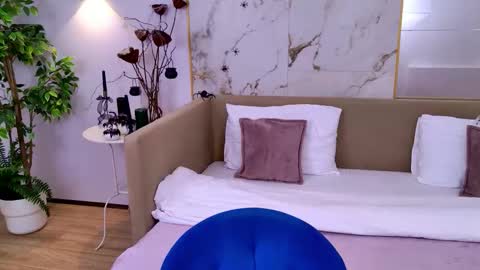 Elizabeth online show from 10/28/25, 04:09