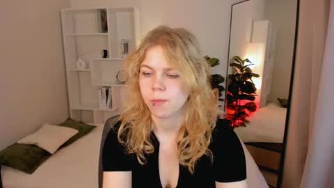 Snapshot of elizabethvane chatting on 06/25/26, 05:23 Elizabeth online show from 06/25/26, 05:23