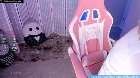 Snapshot of ella_foxx chatting on 10/23/25, 12:54 ella_foxx online show from 10/23/25, 12:54