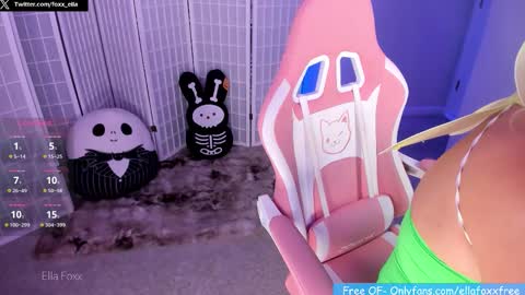 Snapshot of ella_foxx chatting on 10/24/25, 04:53 ella_foxx online show from 10/24/25, 04:53