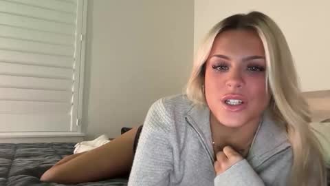 Snapshot of ella_hill chatting on 12/16/25, 03:11 Ella online show from 12/16/25, 03:11