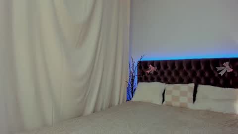 Snapshot of ella_mayers chatting on 02/14/25, 01:23 Ella Mayers online show from 02/14/25, 01:23