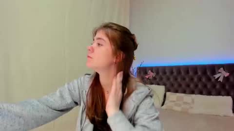 Snapshot of ella_mayers chatting on 03/08/25, 09:18 Ella Mayers online show from 03/08/25, 09:18