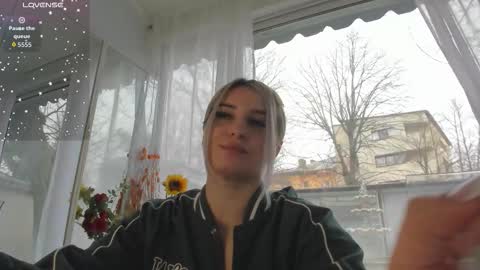 Snapshot of ella_vee chatting on 03/20/26, 06:40 ella_vee online show from 03/20/26, 06:40