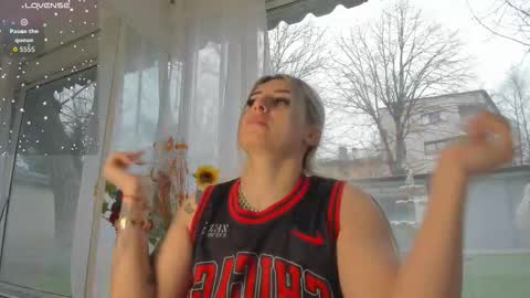 Snapshot of ella_vee chatting on 03/23/26, 05:33 ella_vee online show from 03/23/26, 05:33