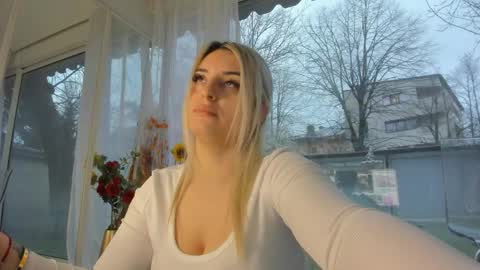 Snapshot of ella_vee chatting on 03/31/26, 04:35 ella_vee online show from 03/31/26, 04:35