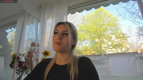 Snapshot of ella_vee chatting on 04/16/26, 05:41 ella_vee online show from 04/16/26, 05:41