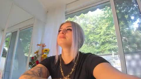 Snapshot of ella_vee chatting on 07/26/26, 04:31 ella_vee online show from 07/26/26, 04:31