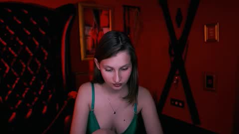Snapshot of ellahorton chatting on 10/05/25, 04:49 Ella online show from 10/05/25, 04:49