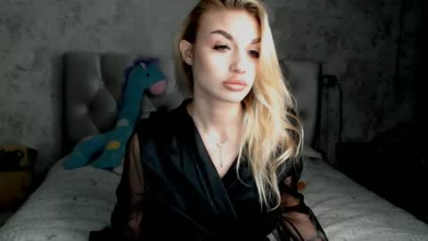 ellamilla online show from 04/19/26, 04:17
